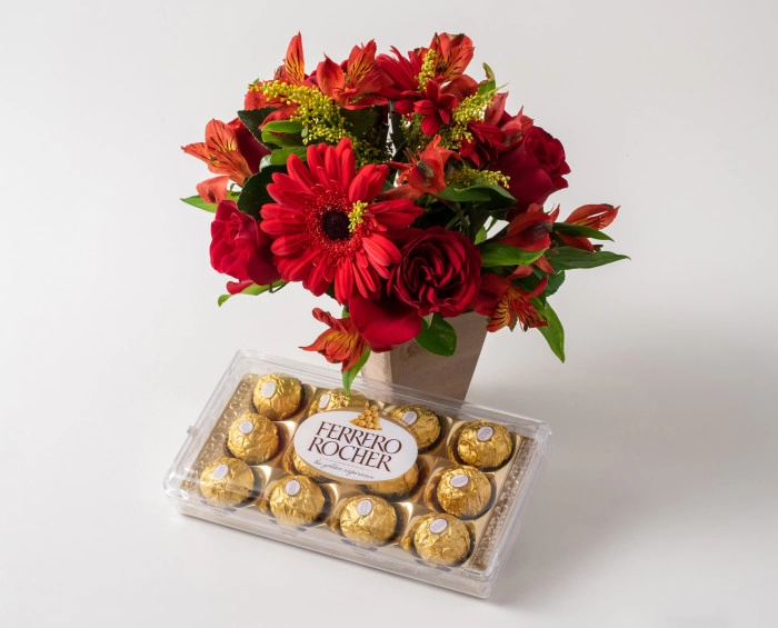 Arranjo de Flores Mistas Vermelhas e Chocolate