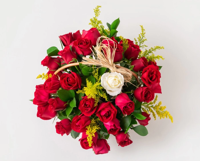 Cesta com 39 Rosas Vermelhas e 1 Rosa Solitária de outra cor e Chocolate - Imagem 3